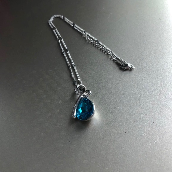 Jewelry - Blue stone necklace